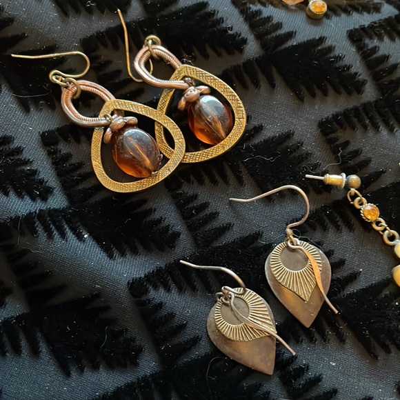 Collection of vintage post and french wire earrings. All costume. All pretty!! - Picture 2 of 7